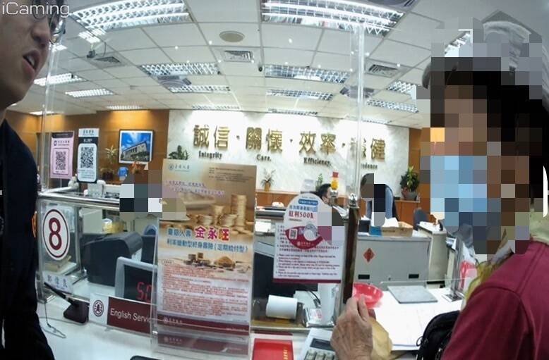 警方向郑姓老妇劝说。（记者王冠仁翻摄）