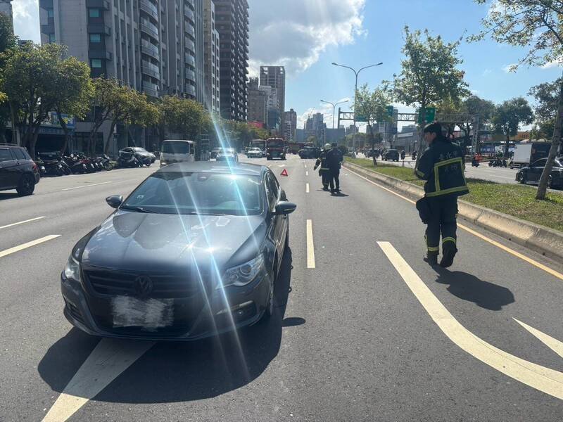 谢男轿车变换车道时，擦撞李男轿车车头发生车祸。（记者王冠仁翻摄）