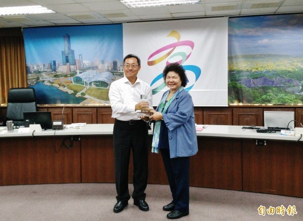 高雄市工务局长赵建乔（左）将国土建设特别贡献奖献给陈菊。（记者葛祐豪摄）
