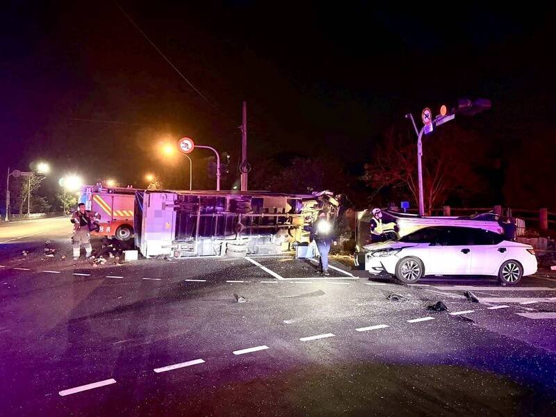 小货车侧撞厢型车（在轿车后方的车），两车扭转后翻覆，造成1死7伤，其中有5名印尼移工。（草屯警分局提供）