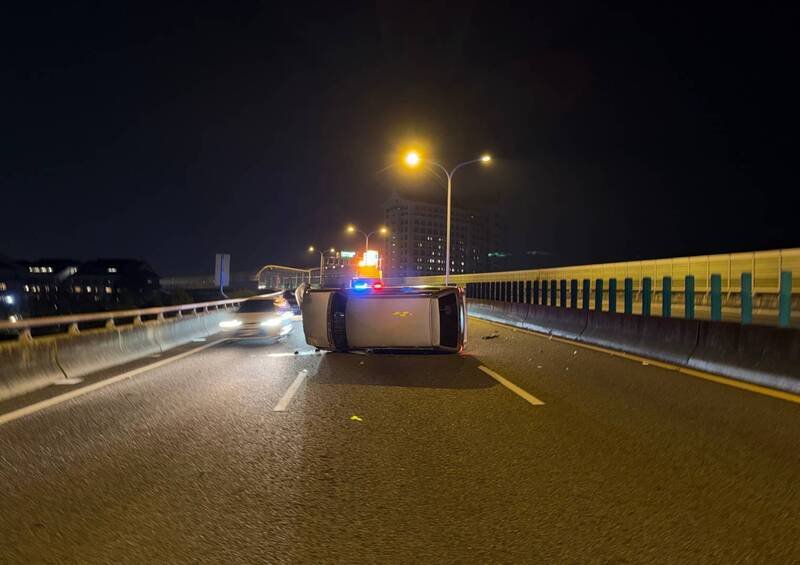 黄男驾车行经台74线，疑为闪避同向左侧车辆变换车道致失控自撞中央分隔岛翻车。（民众提供）