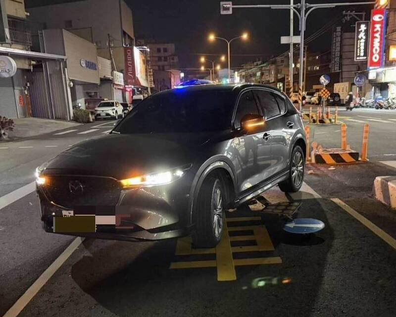 彰南路沿路庇护岛近1年来第15度遭撞，地方议论纷纷。（警方提供）