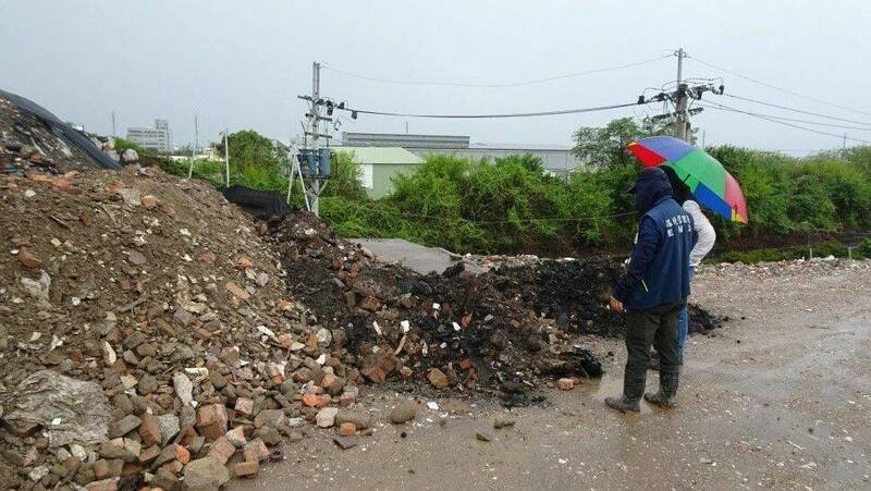 检警到现场勘查现场堆弃情形（资料照，屏东地检署提供）