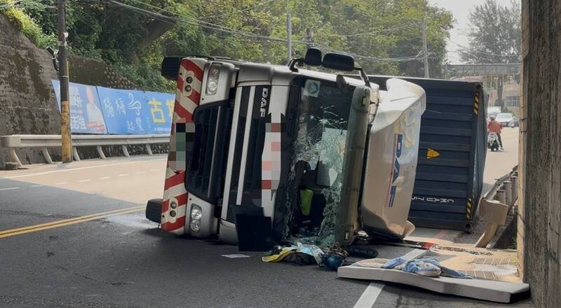 李姓男子驾驶货柜车疑未注意高度，猛撞杨梅涵洞翻覆「倒地不起」。（记者李容萍翻摄）