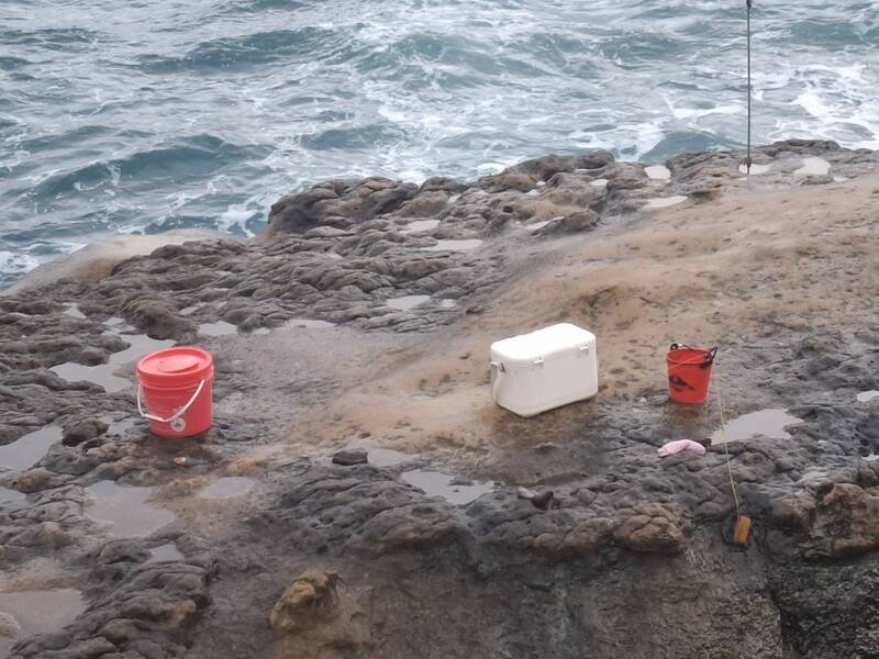 现场发现陈男留下的冰箱与水桶。（记者吴升儒翻摄）