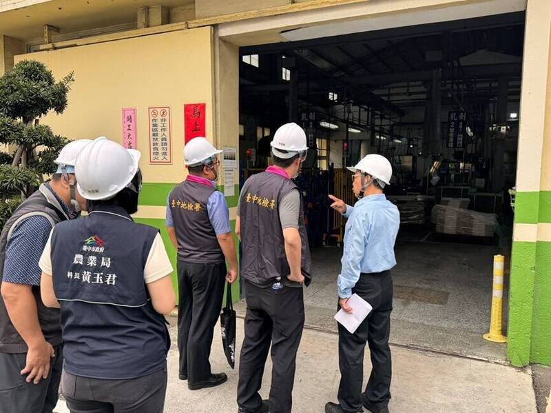 为掌握化学肥料的价格与供应情形，台中地检署今天启动「查缉民生犯罪联系平台」，前往肥料厂实地查察。（中检提供）