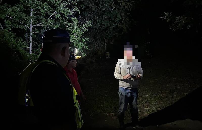 救援人员接触到受困3天的男子。（警方提供）