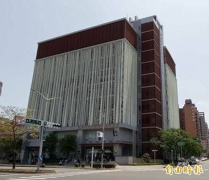 国中生口角推挤还拆单车，高雄警方进行校安及儿少保护通报。图为负责调查的左营分局。（记者洪定宏摄）