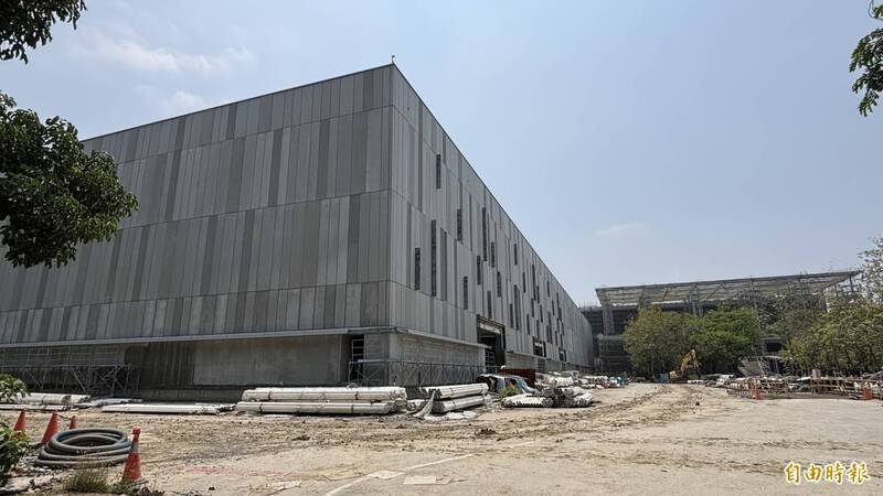 国家图书馆南部分馆（右）暨国家联合典藏中心（左）工程持续施工中。（记者杨金城摄）