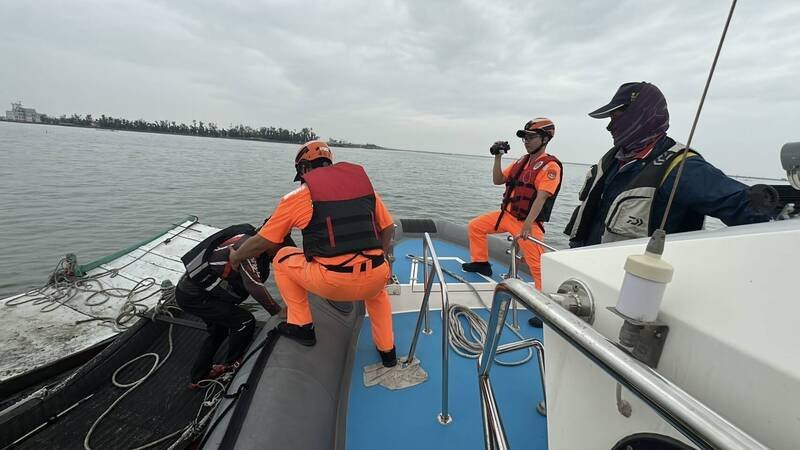 海巡人员进行救援，将钓客带离脱困。（海巡署提供）