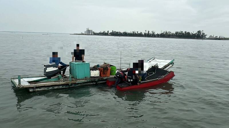 嘉义县东石外海有钓客船只故障。（海巡署提供）