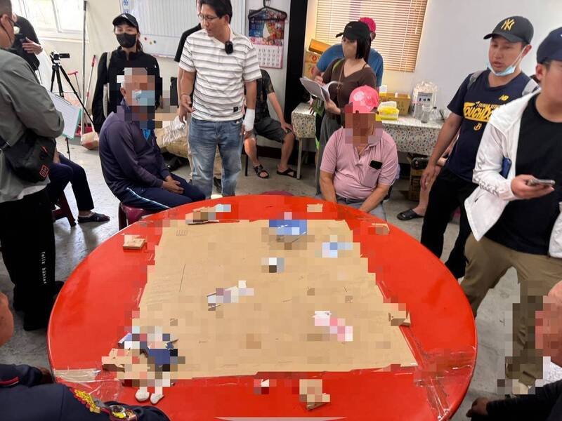 东港警方昨天启动快打部队，跨海破获职业赌场。（警方提供）