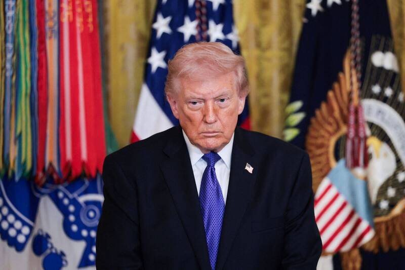 美国总统川普2日表示，他不排除派遣美军地面部队进入伊朗，同时威胁将发动新一波「大规模」的攻击。（路透）