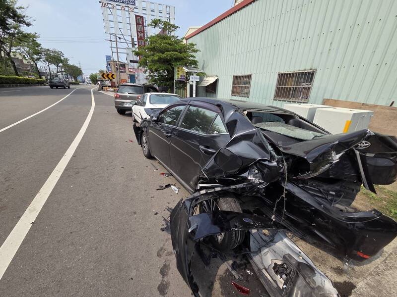 男子开车失控连撞3车，图为被撞车辆。（民众提供）