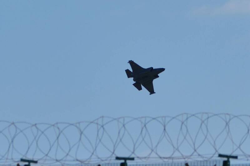 英国官员2日证实，赛普勒斯境内的阿克洛迪瑞皇家空军基地当天遭伊朗制无人机袭击。图为战机2日在基地上空警戒。（美联社）