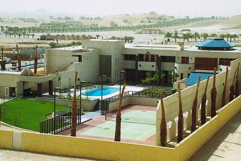 美国驻沙乌地阿拉伯首都利雅德（Riyadh）大使馆3日惊传疑似爆炸起火，据指称现场冒出阵阵浓烟，不过具体情况目前尚不明朗。（图撷自维基百科）