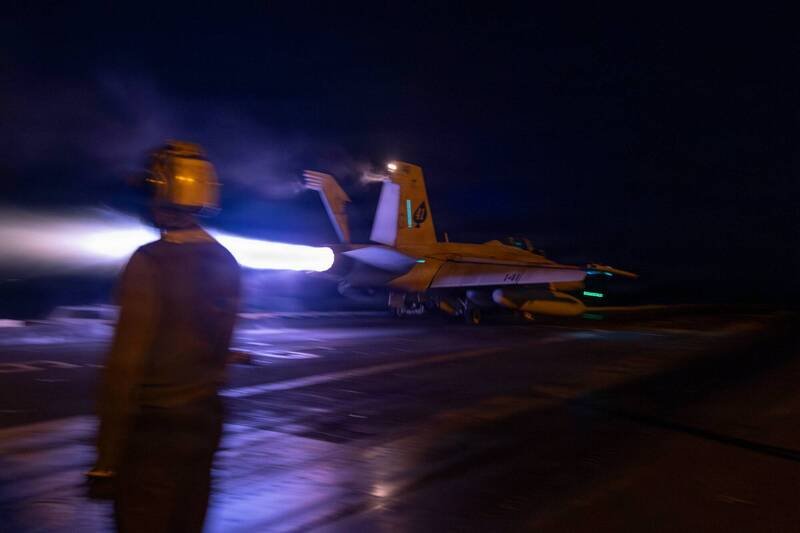 美军中央司令部在X上也持续分享相关作战画面，包含多架F/A-18「超级大黄蜂」战机从航空母舰起飞，以及伊朗的船舰和飞弹发射设施遭到轰炸的画面。（图撷自X）