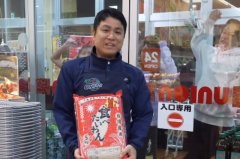 为台湾米疯狂拍门？日本冲绳连锁超市「抢购」画面曝光