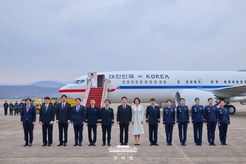南韩总统李在明（左7）15日首度搭乘了新启用的总统专机「新型空军二号」。（图撷自X）