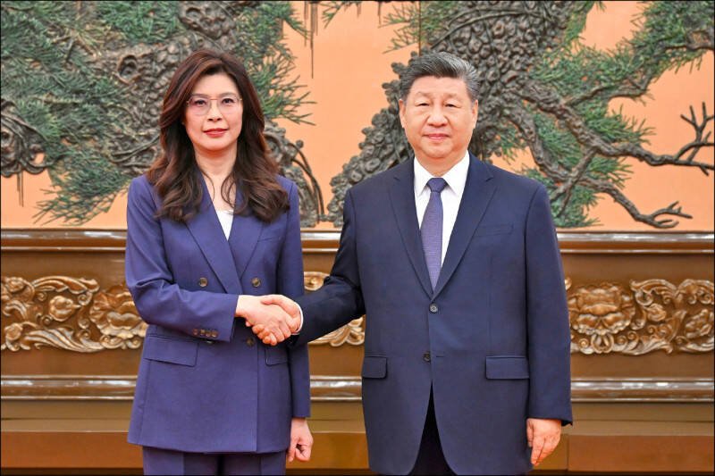 「郑习会」昨天举行，国民党主席郑丽文致词表示，两岸应寻求一套防止及避战的制度性解决方案。图为郑丽文与中共总书记习近平会面，两人握手、合照13秒。（美联社）