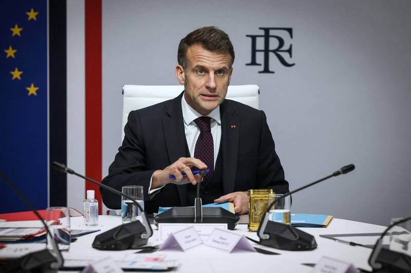 法国总统马克宏11日呼吁，以色列停下在黎巴嫩的地面进攻，同时敦促伊朗支持的真主党立即停止袭击。（法新社）