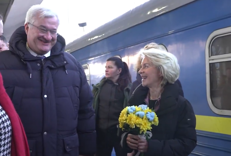 俄乌冲突在今（24）日满4周年，欧盟执委会主席冯德莱恩（右）访问乌克兰首都基辅表达支持。（撷自X@vonderleyen）