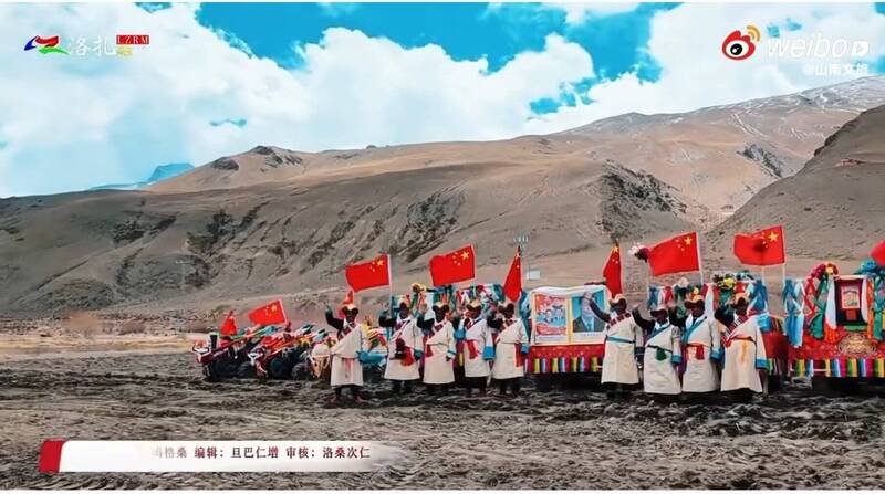 藏人穿白衣参加春耕仪式，拖拉机上挂著中国国家主席习近平肖像，有如汉人出殡的场景。（取自萨格尔扎西SakarTashi X）