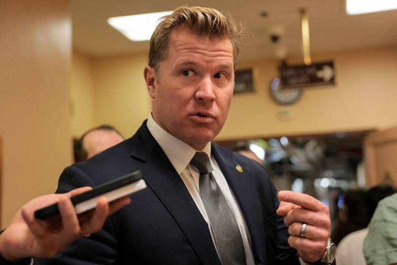 美国共和党籍联邦参议员希伊，开飞机时惊传引擎故障紧急降落。（路透）
