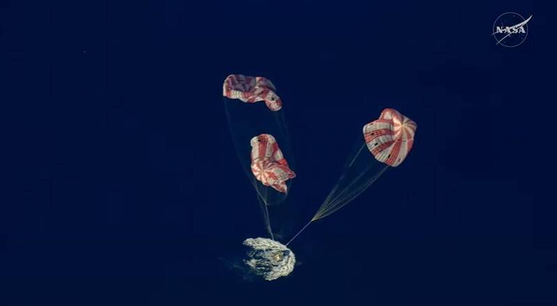 「猎户座」太空船顺利溅落太平洋。（图撷取自NASA直播影片）