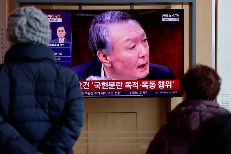 首尔民众19日聚集在电视机前，观看前总统尹锡悦内乱罪案的宣判直播。审判长池贵渊裁定尹锡悦发动戒严企图瘫痪国会，一审判处无期徒刑。（路透）