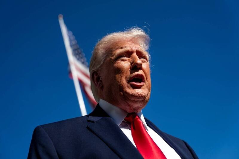 川普11日发文指称，美国目前正在「清理」荷姆兹海峡，同时批评中国、日本、南韩、法国、德国等国没有勇气来做这些事。（美联社）
