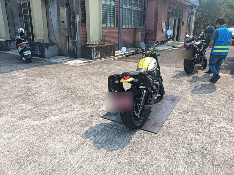 大溪警分局11日结合环保局及监理单位，于大溪区复兴路二段执行联合稽查勤务，1辆百万重机因噪音超标挨罚。（记者郑淑婷翻摄）