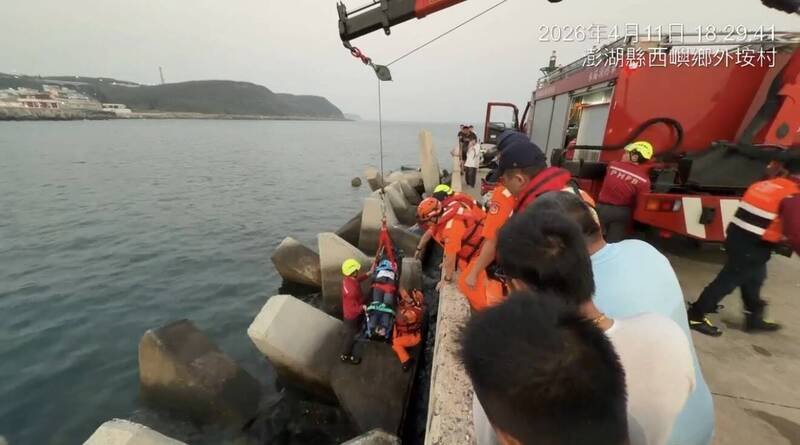 外垵渔港传出钓客失足跌落消波块，出动吊车救起。（图由第七岸巡队提供）
