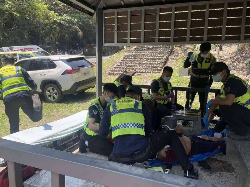男子在挑水古道凉亭突倒地OHCA，消防员抢救。（图由消防局提供）