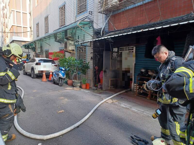 新北市三重一处透天民宅今天清晨传出气爆，造成23岁陈女全身30%2度烧烫伤送医。（记者吴仁捷翻摄）