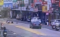 惊险画面曝！八德妇人突穿越马路 骑士闪避不及撞上惨摔