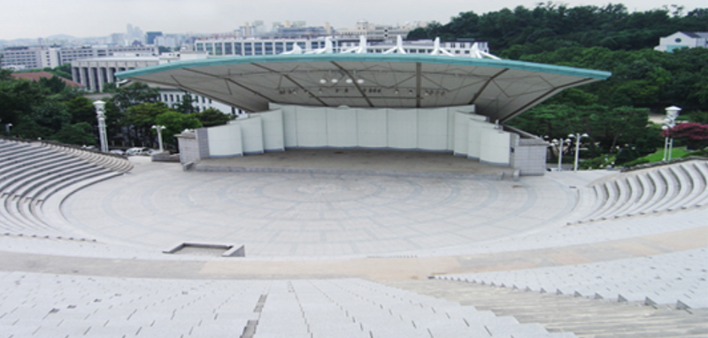 南韩延世大学贩售2026 LOVESOME音乐节门票，孰料发生跌倒推挤事件酿24伤。延世大学露天剧场示意图。（图撷自延世大学官网）