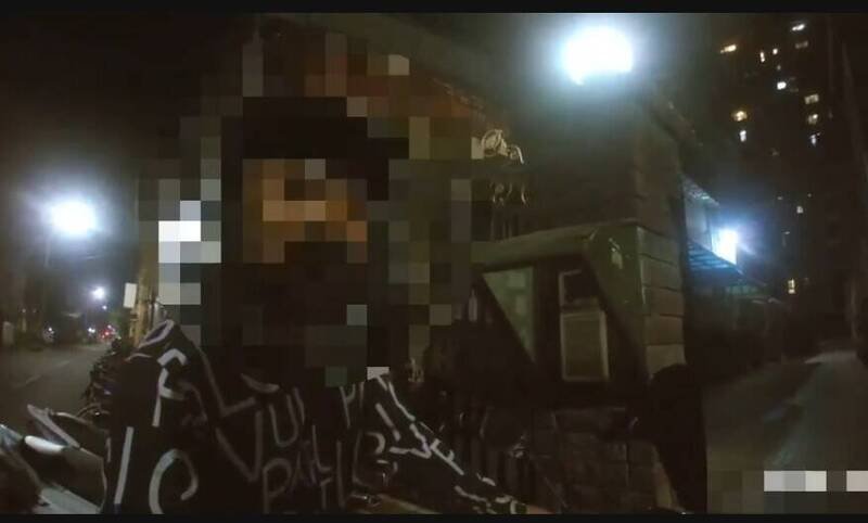 1名裴姓越南移工今天凌晨在新北市八里骑乘微型电动自行车，被警查获不仅酒驾，还逃逸失联，吃上官司还要被遣返。（警方提供）