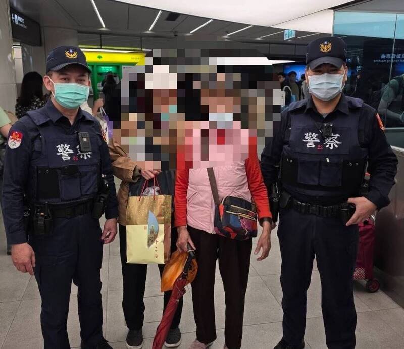 警方帮助吴女与母亲团圆。（记者王冠仁翻摄）
