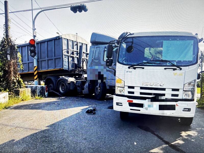 官田区发生曳引车突然追撞垃圾车的事故，所幸无人受伤。（民众提供）