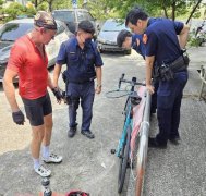 「台湾警察好棒！」丹麦男骑30万自行车擦撞惨摔  获援狂赞彰化警