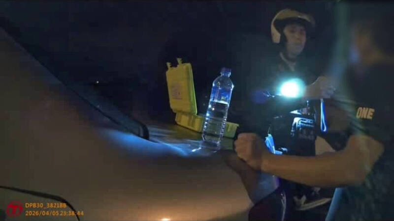 花莲一名男子酒驾后开车上路，竟开到一半睡著，汽车就停在车道上。（警方提供）