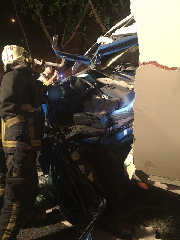 小货车车头严重扭曲变形，驾驶受困车内。（记者曾健铭翻摄）