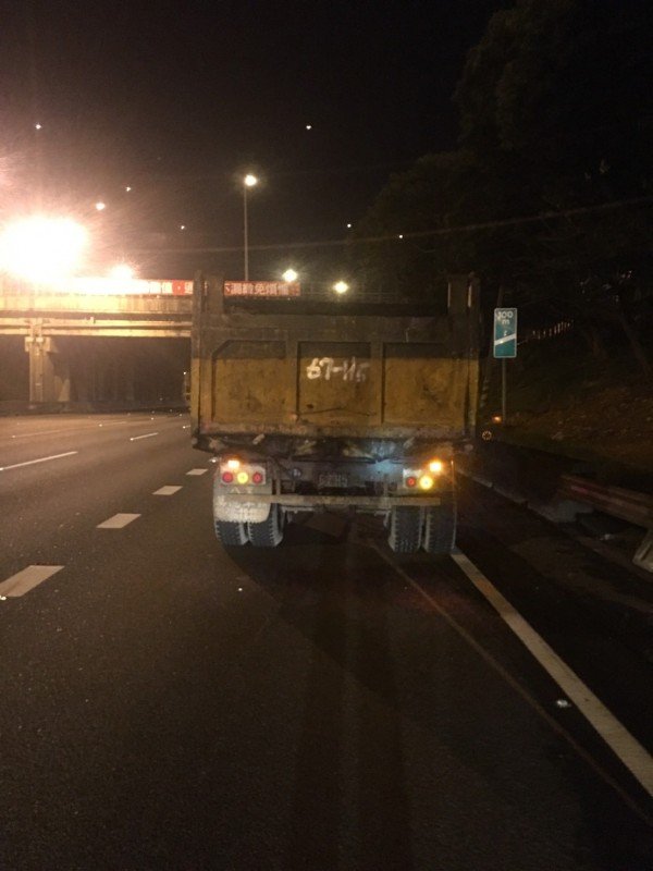 遭追撞的联结车。（记者曾健铭翻摄）