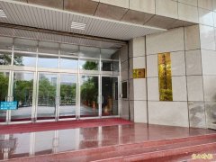 步道地砖绊倒老翁 恒春镇公所判国赔128万