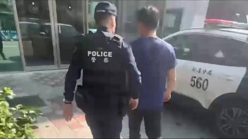 持球棒拦车呛骑士的陈嫌，今早被警方通知到案，依妨害自由、恐吓等罪嫌侦办。（记者陆运锋翻摄）