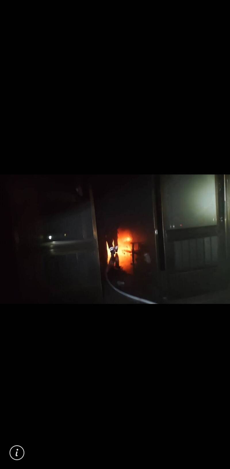 火势猛烈，消防员进屋抢救。（民众提供）