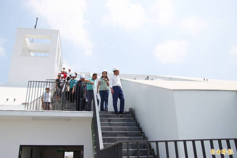 义竹消防分队厅舍屋顶设计融合在地特色，并兼具防灾与休憩功能。（记者林宜樟摄）