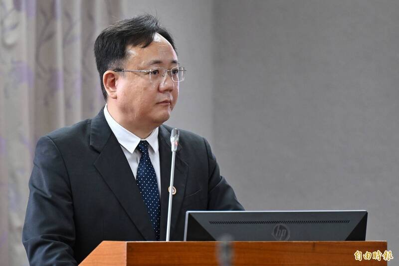 立法院司法及法制委员会今审查刑法修正草案，法务部常务次长冯成备询。（记者陈逸宽摄）