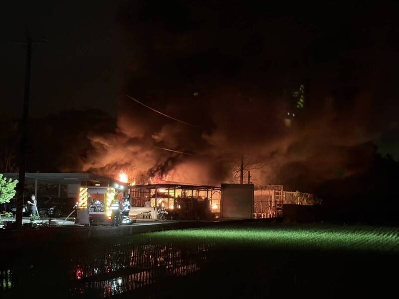 桃园大溪铁皮仓库恶火，爆炸声不断。（记者郑淑婷翻摄）